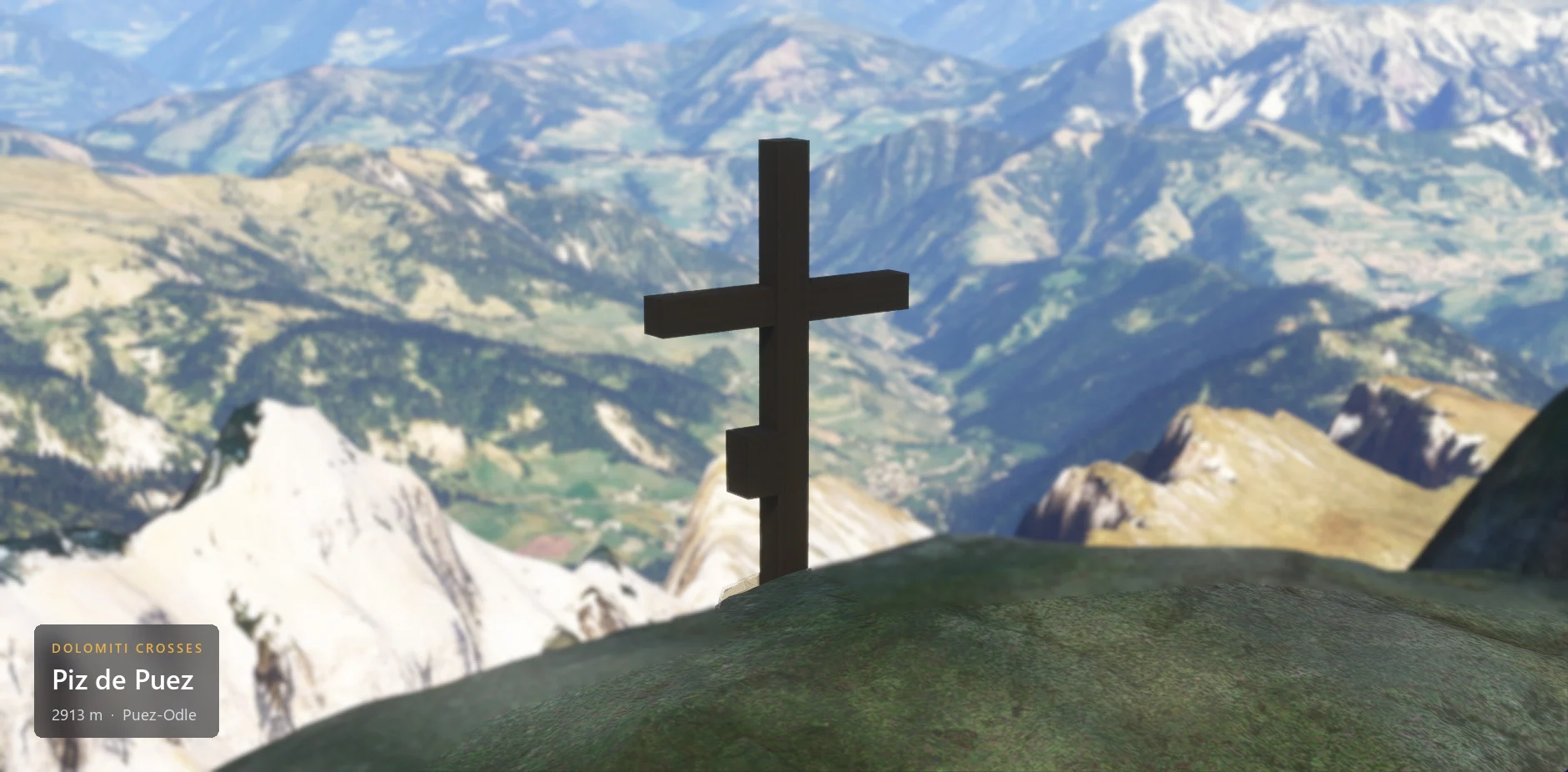 The summit cross on Piz de Puez (2913 m) seen from below against the sky, with the caption plate in the lower left corner.